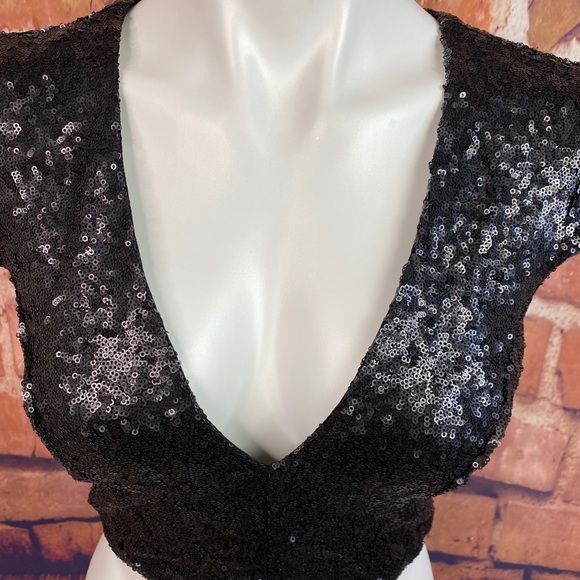 NWOT “Dress The Population” crop top - Picture 3 of 6